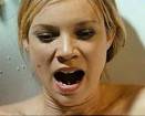 Eimija Smārta kaila vannā ar šauselīgu nobeigumu filmā Mirrors