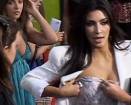 Kimas Kardašianas (Kim Kardashian) problēmas ar tērpu  