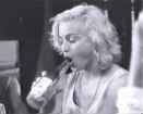 Madonna prasmīgi apstrādā pudeli