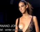 Modeles uz mēles krūtis atkailinošos tērpos (video 2)