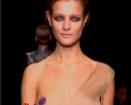 Modeles uz mēles krūtis atkailinošos tērpos (video 4)